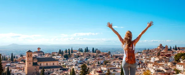Жінка Туристка Дивилася Давню Арабічну Фортецю Альгамбра Гранада Іспанії — стокове фото