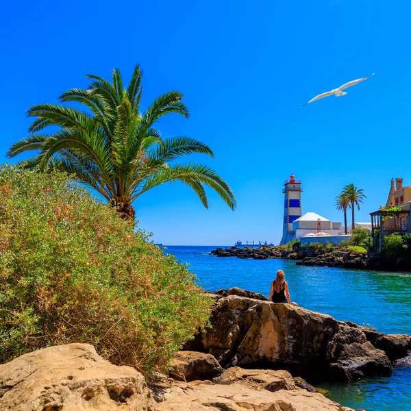 Turystyka Turystyczna Portugalii Kobieta Siedząca Skale Patrząca Latarnię Morską Cascais — Zdjęcie stockowe