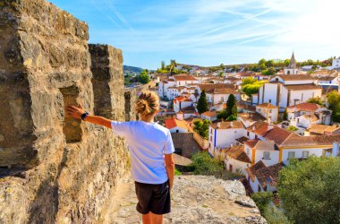 Portekiz, Lizbon yakınlarındaki Obidos kalesine bakan çocuklar. Aile tatili, seyahat, turizm.