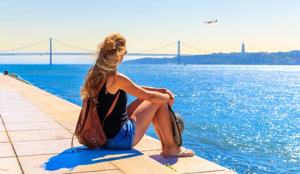 Mulher Que Olha Para Avião Voador Acima Oceano Atlântico Lisboa — Fotografia de Stock