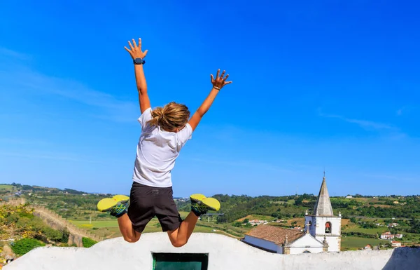 Niños Saltando Portugal Obidos Vacaciones Viajes Turismo — Foto de Stock
