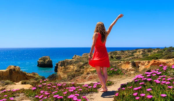 美しい海の景色を楽しむ赤いドレスを持つ女性 アルガルヴェ海岸 ポルトガル — ストック写真