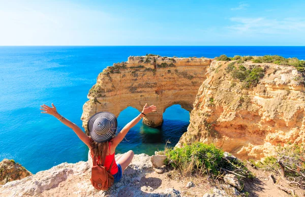 アルガルヴェの観光 幸せな夏の休暇 ヨーロッパの旅行 大西洋の自然のアーチの美しい景色を楽しむ幸せな女性観光客 ポルトガル Carvoeiro — ストック写真