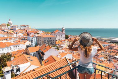 Gezgin Kadın, balkondaki turist Lisboa 'nın panoramik manzarasına bakıyor. Turizm, tatil, Portekiz' de seyahat.