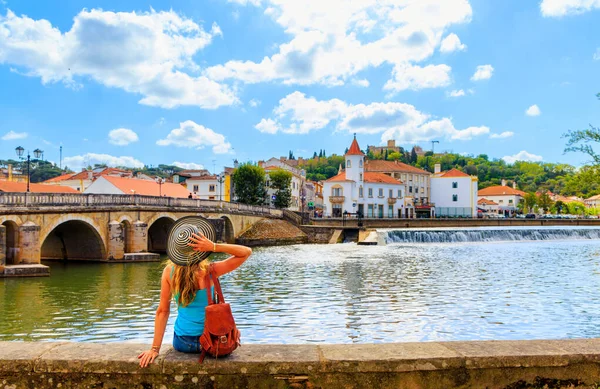 Kvinna Turist Besöker Staden Tomar Portugal Santarem — Stockfoto