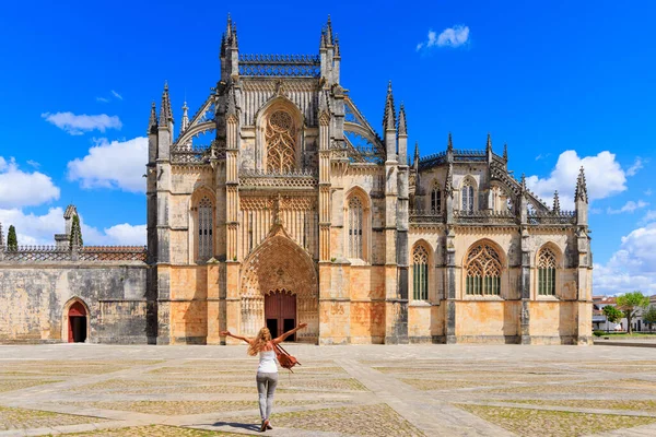 バタラの修道院の前の女性観光客 ポルトガル レイリア 2023 — ストック写真
