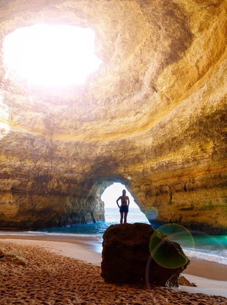 ポルトガルのカルボエイロ アルガルヴェのベンガイル洞窟の自然アーチ ポルトガル — ストック写真