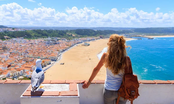 旅行者の女性観光客と大西洋 海岸とビーチを見てワシ ポルトガルのナザレ — ストック写真