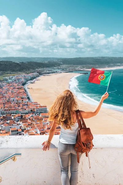 Woman Flag Portugues Famous Beach Nazare Estremadura Leiria Πορτογαλία Διακοπές — Φωτογραφία Αρχείου