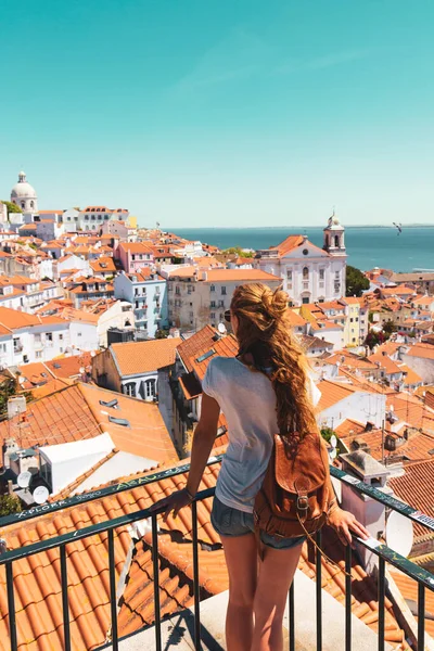 旅行者女性 観光バルコニーからのパノラマビューを見る ポルトガルでの旅行 — ストック写真