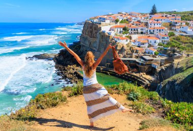 Azenhas do Mar, mutlu kadın turist Sintra, Portekiz 'de