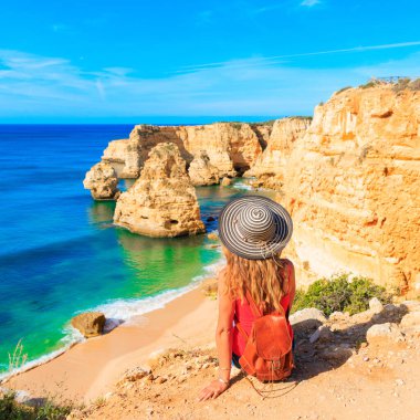 Portekiz 'de kadın turist gezisi, güzel Algarve sahilinin tadını çıkarıyor- yaz tatili, tatil, seyahat konsepti