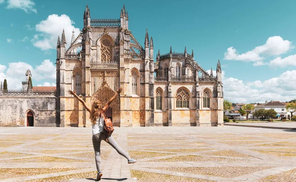 Touristin Vor Dem Kloster Batalha Portugal — Stockfoto