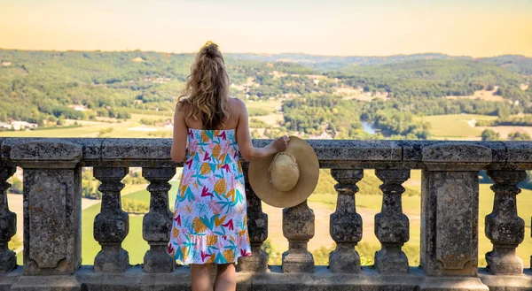 女性はバルコニーでフランスの田園風景のパノラマビューを見て立って — ストック写真