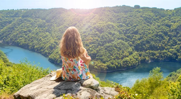 Kadının oturduğu, nehir dordogne ve dağa baktığı dikiz manzarası.