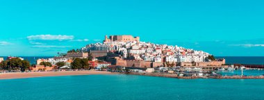 Peniscola silüeti ve İspanya 'daki kale plajı, Akdeniz