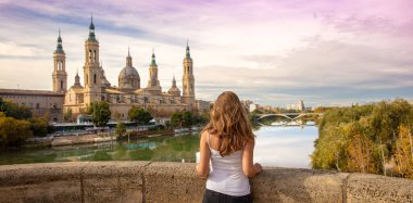 Zaragoza 'da gün batımına bakan kadın turist, Saragosse İspanya' da Aragon.