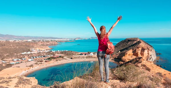 Kvinna Turist Njuter Vacker Strand Och Andalusiska Kusten Spanien — Stockfoto