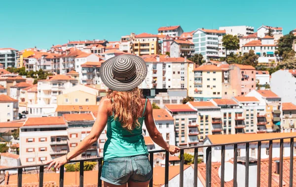 Žena Turista Coimbra Cestovat Portugalsku Barevné Domy — Stock fotografie