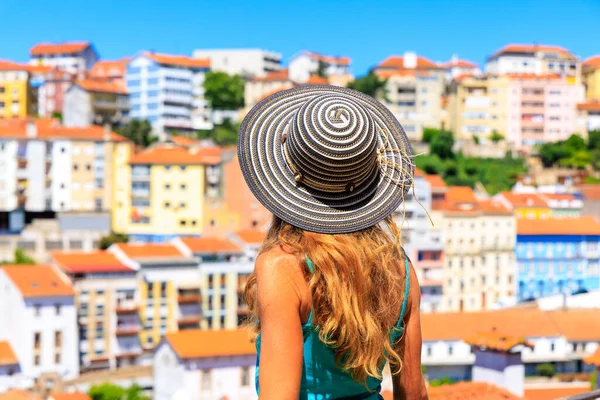 Женщина Турист Смотрящая Панорамный Вид Португалии Skyline Путешествие Португалию Красочные — стоковое фото