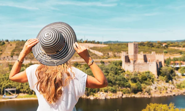 Touristin Schaut Sich Schloss Almourol Portugal — Stockfoto