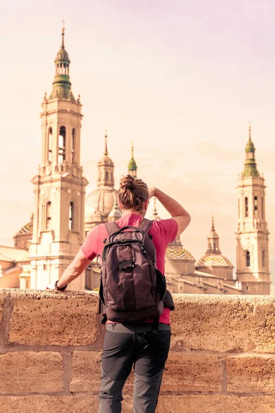 Viajante Turista Olhando Para Pôr Sol Zaragoza Saragose Aragão Espanha — Fotografia de Stock