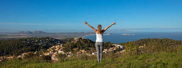 Kobieta Turysta Korzystających Panoramiczny Widok Begur Hiszpania Katalonia Costa Brava — Zdjęcie stockowe