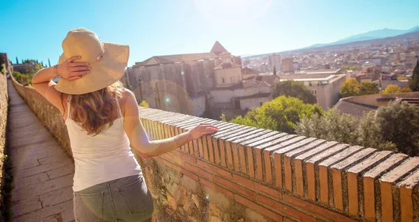 Turista Mujer Con Vista Panorámica Ciudad Girona —  Fotos de Stock