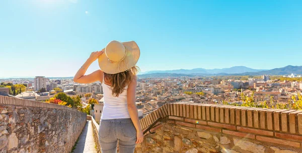 Kvinnlig Turist Stadsmuren Girona Spanien Katalonien — Stockfoto