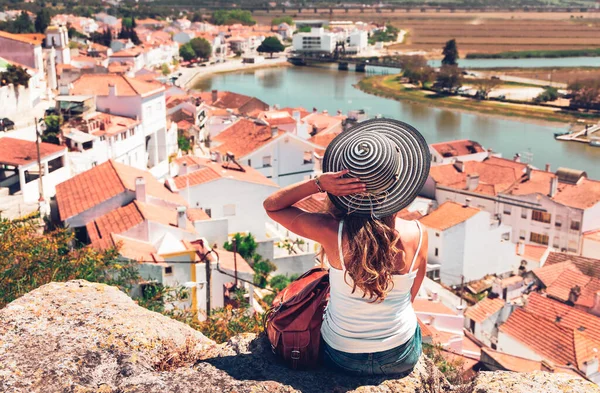 Portekiz Turistik Köyü Alcacer Sal Gezgin Kadın Şehir Panoramik Manzarasına — Stok fotoğraf
