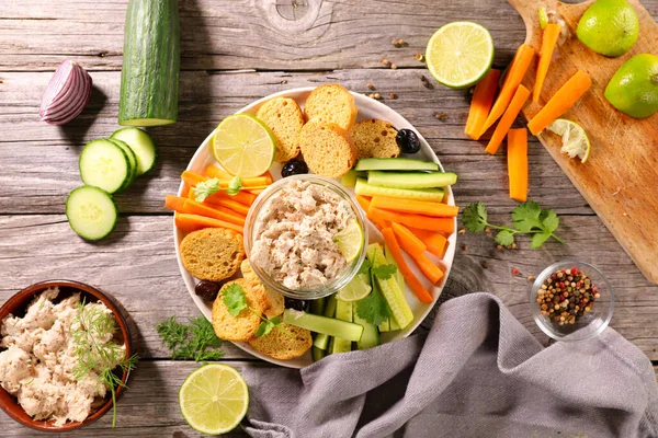 Fleischaufstrich Mit Brot Und Rohem Gemüse Snack Buffet Gesunde Ernährung — Stockfoto