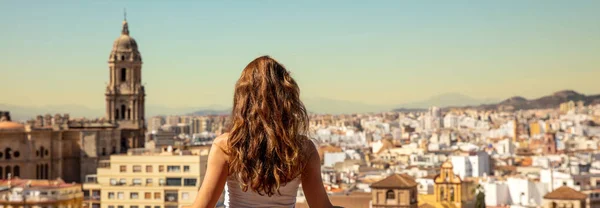 Žena Při Pohledu Panoramatický Výhled Město Malaga Španělsku — Stock fotografie