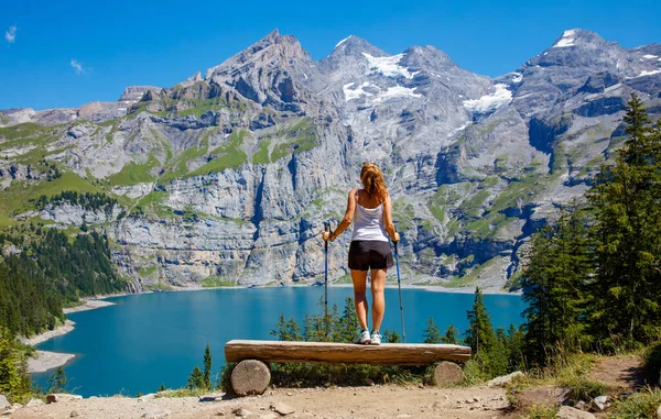 Vrouw Toerist Zoek Naar Een Indrukwekkend Uitzicht Oeschinen Meer Zwitserse — Stockfoto