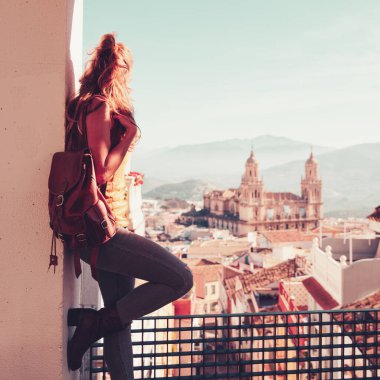 Jaen şehrinin panoramik manzarasına hayran gezgin kadın, katedral manzara- İspanya 'daki Endülüs