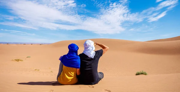 Пара Пустыне Отдых Путешествия Похоть Приключения Концепции — стоковое фото