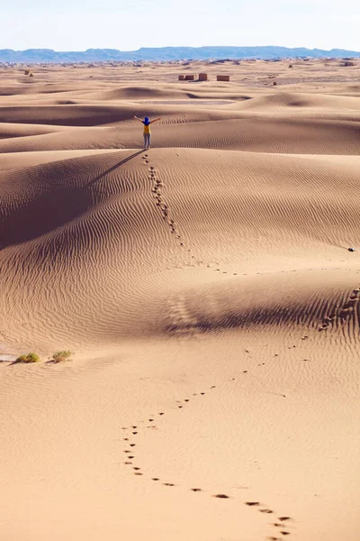 Çöldeki Kum Tepeciklerinin Manzarası Ayak Sesleri Yalnız Kadın Seyahat Özgürlük — Stok fotoğraf