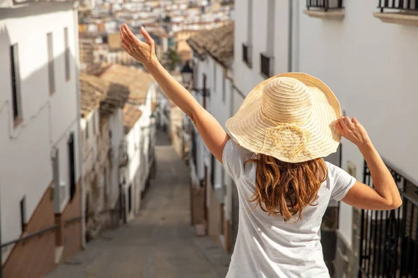 スペインを旅する女性 スペインのストリートスタイル — ストック写真