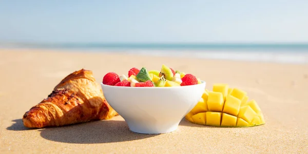 Ontbijt Het Strand Ontspannen Vakantie Gezond Ontbijt Met Fruitsalade Croissant — Stockfoto