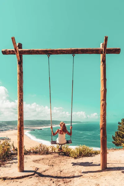 Frau Schaukelt Auf Schaukel Und Genießt Wunderschönen Meerblick Portugal — Stockfoto