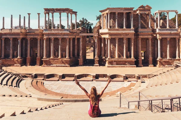Merida Spanje Gelukkige Vrouw Toerist Genieten Van Het Romeinse Theater — Stockfoto