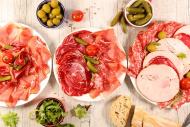 Şarküteri kompozisyonu: Baget, salam, sosis, jambon.