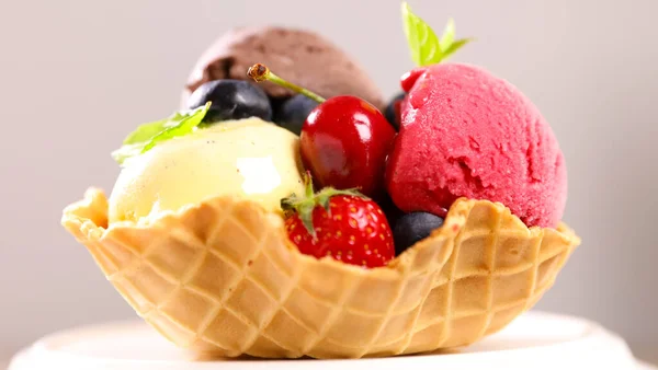 把冰淇淋和新鲜水果放在华夫饼碗里 — 图库照片