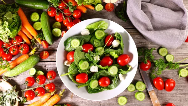 Vegyes Zöldségsaláta Spenóttal Paradicsommal Uborkával Egészséges Vegetáriánus Ételek — Stock Fotó
