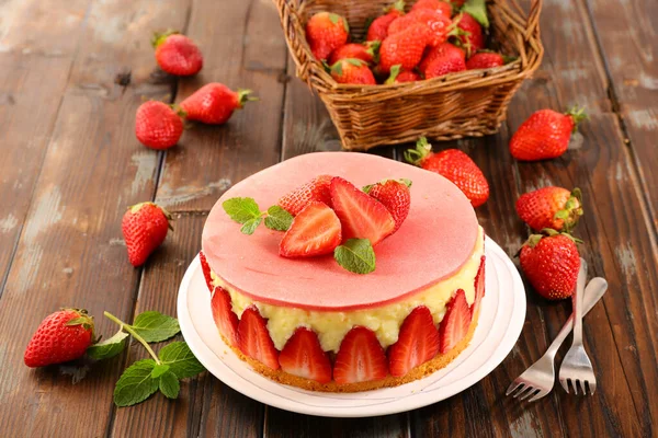 法国草莓蛋糕 木底粉 — 图库照片