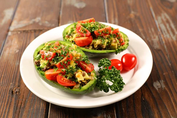 Domates Mercimek Sebzeli Avokado Salatası Vejetaryen Karışık Salata — Stok fotoğraf