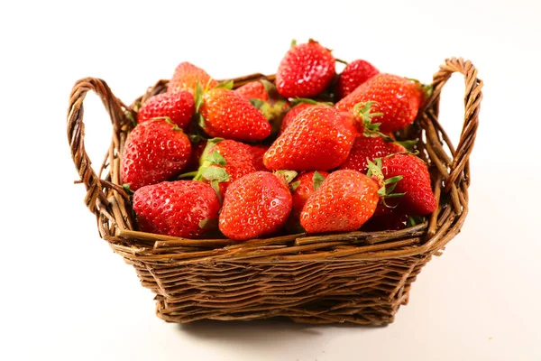 白い背景に新鮮なイチゴの果物とウィッカーバスケット — ストック写真