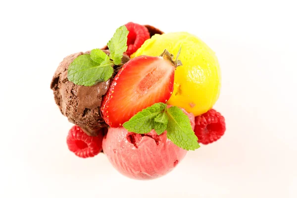 雪糕勺和新鲜水果放在华夫饼碗中 白色背景隔离 — 图库照片