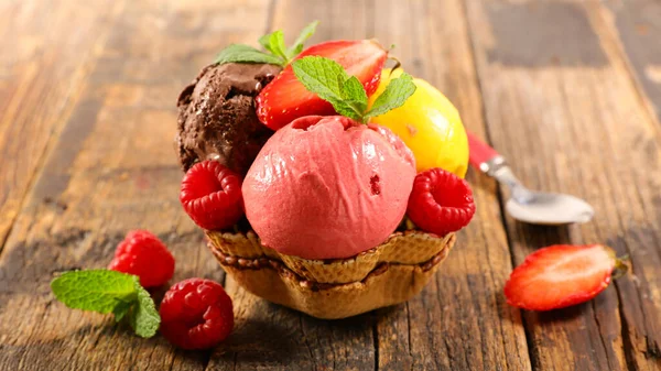 白い背景に隔離されたワッフルボウルにアイスクリームスクープと新鮮な果物 — ストック写真