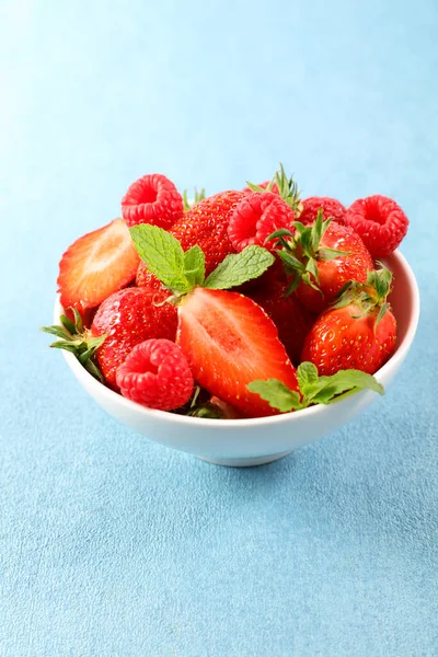新鮮なイチゴとラズベリーのボウル ベリーフルーツ — ストック写真