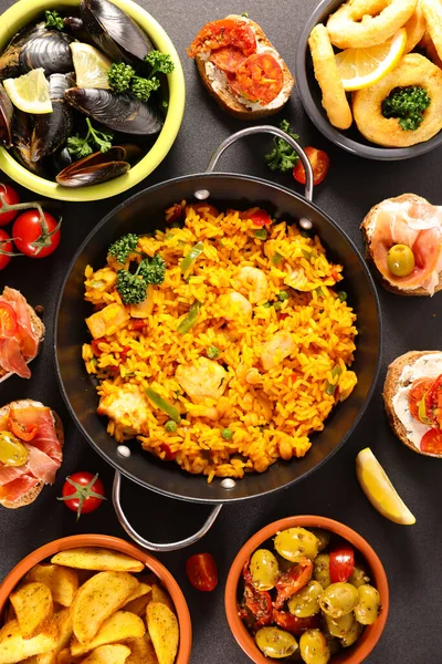 Verschiedene Spanische Speisen Set Paella Meeresfrüchte Platten Muscheln Gebratene Zwiebelringe — Stockfoto